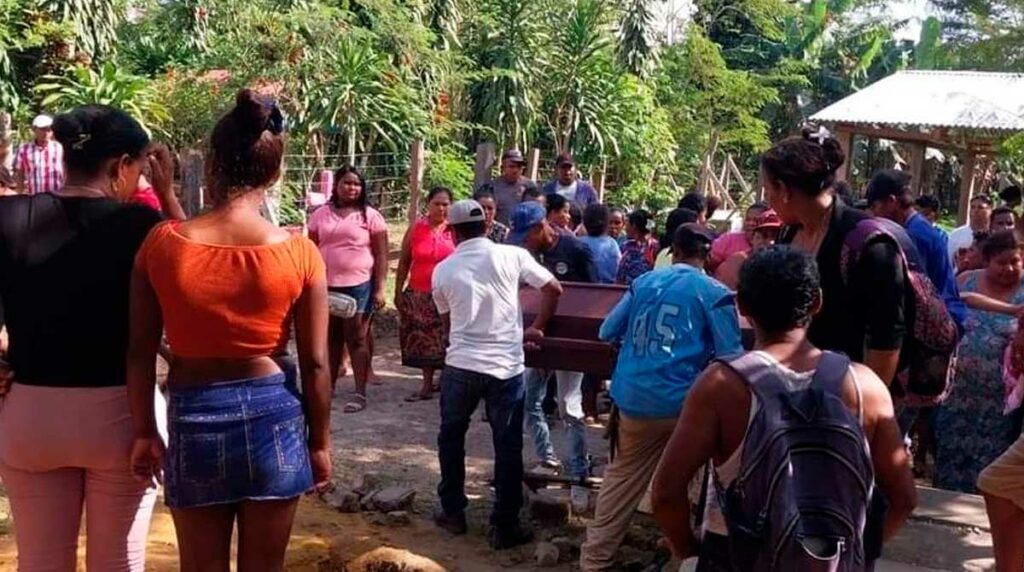 Desentierran a mujer y oran por su resurrección