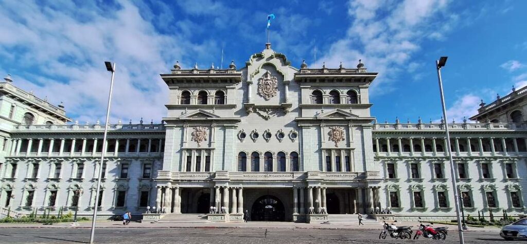 Persona armada finge ser periodista para intentar ingresar al Palacio Nacional  