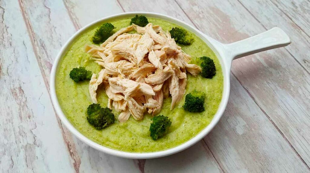 prepara-deliciosa-crema-de-brocoli-con-pollo-en-tres-sencillos-pasos