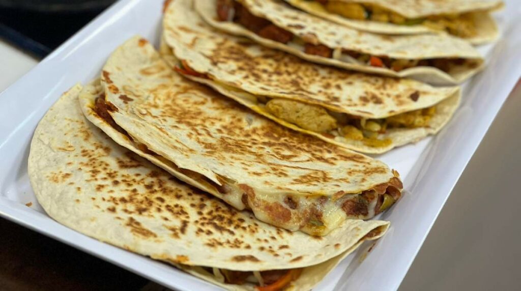 prepara-sencillas-quesadillas-de-carne-adobada-y-pollo