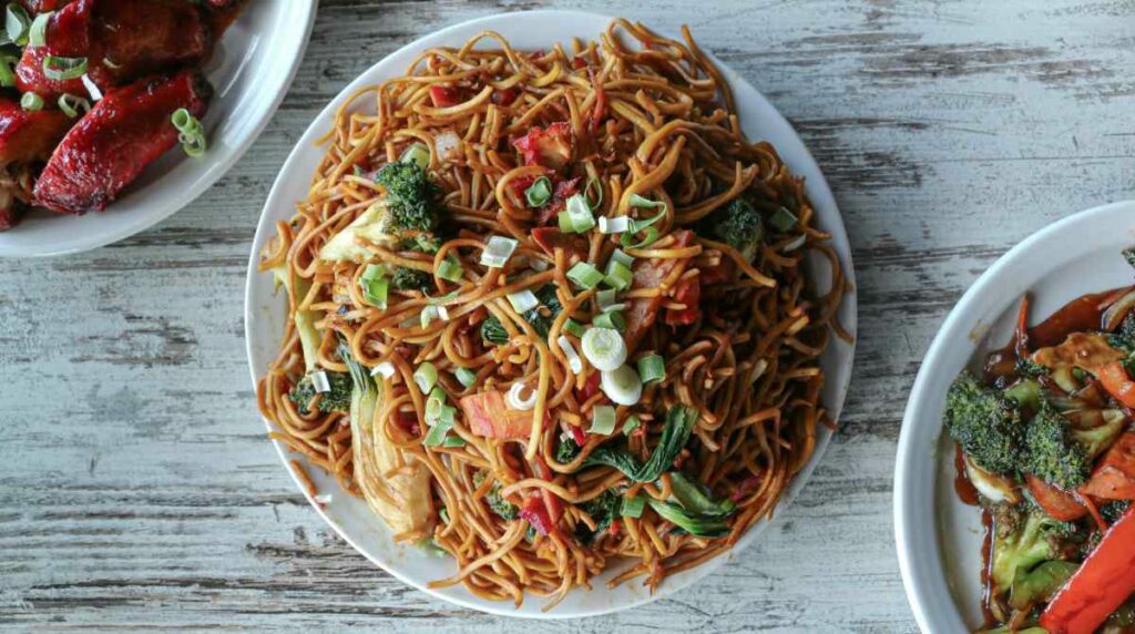 receta-prepara-delicioso-economico-chow-mein-pollo-y-cerdo