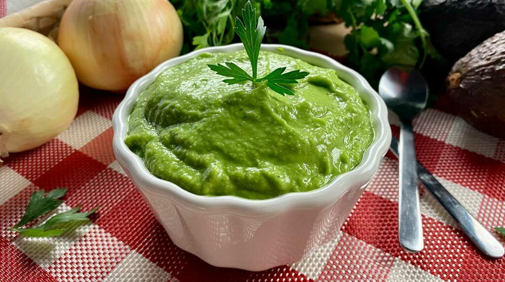 aprende-a-preparar-tradicional-salsa-guasacaca-venezolana