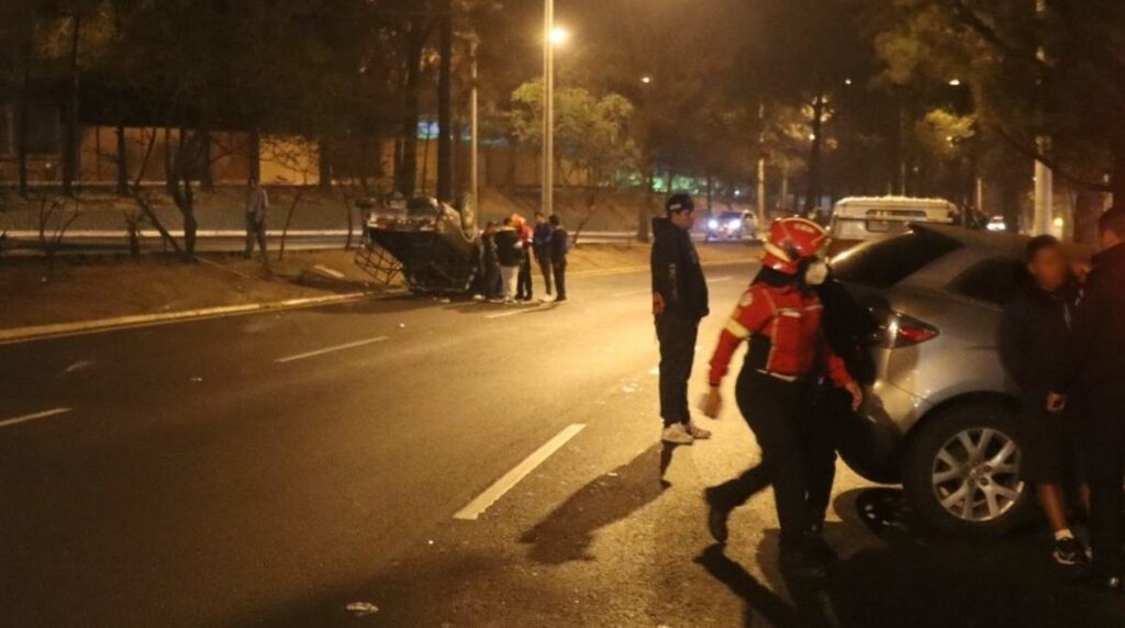 durante-madrugada-automovil-volco-en-el-anillo-periferico