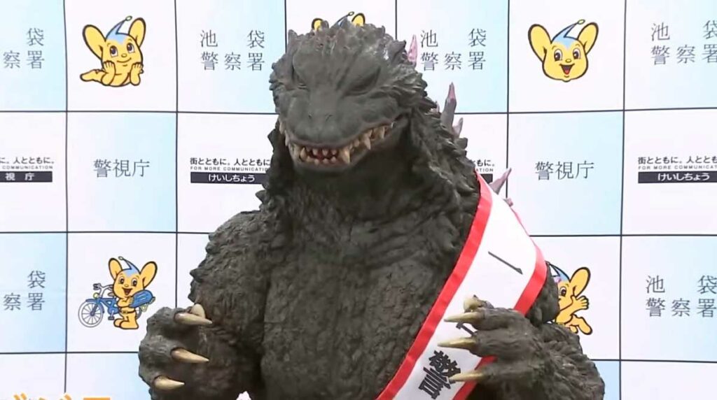 godzilla-condecorado-como-jefe-de-estacion-de-policia-en-japon