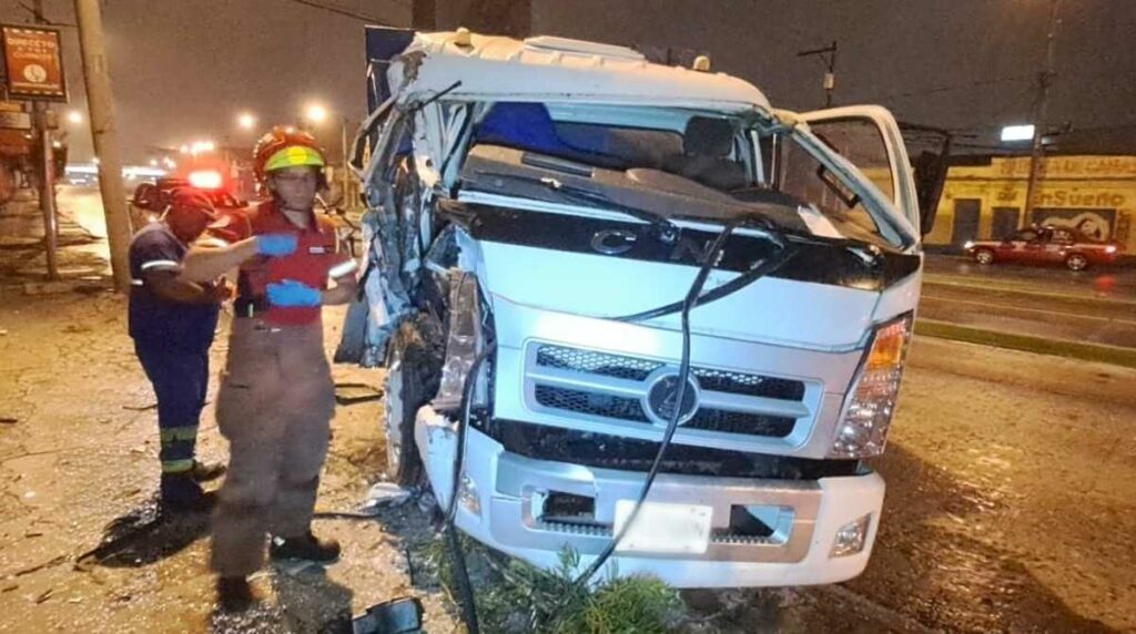 camion-derrapo-a-causa-debido-a-la-lluvia-y-guardia-de-seguridad-resulta-herido