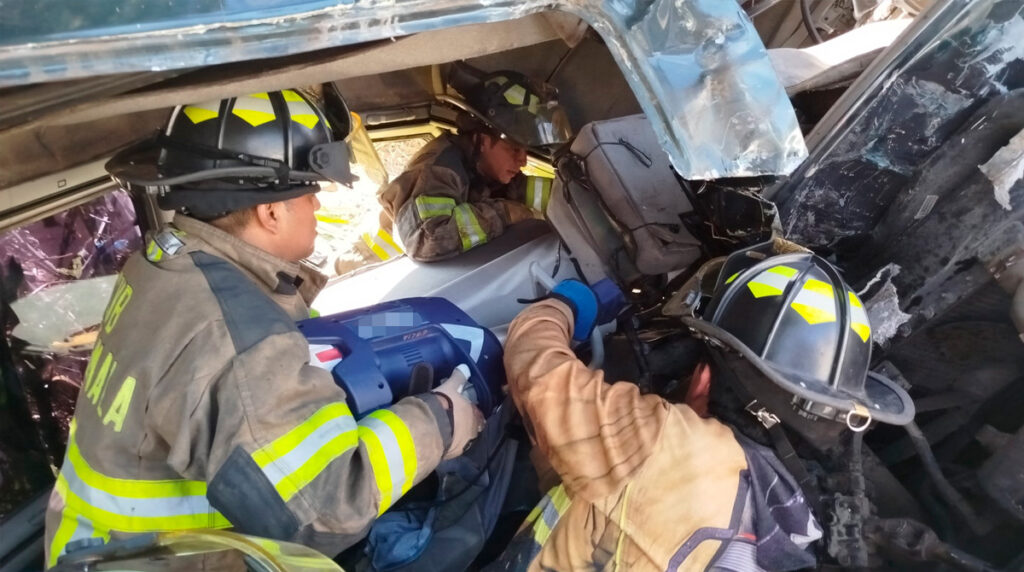 impresionante-rescate-de-personas-atrapadas-dentro-microbus-colisionado-por-trailer-carretera-el-salvador