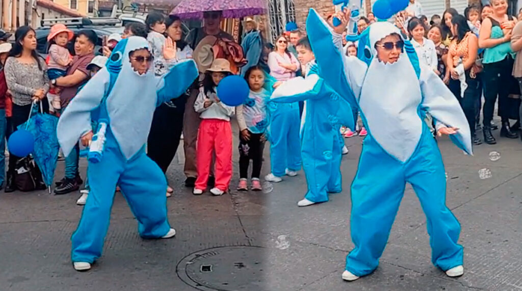 quien-es-la-maestra-viral-por-bailar-disfrazada-de-tiburon
