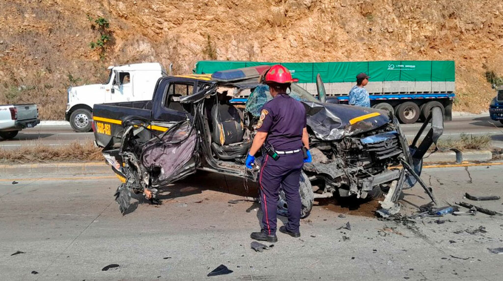 Reportan-fuerte-accidente-de-tránsito-entre-una-patrulla-de-la -PNC-y-un-camión