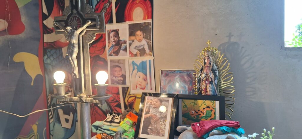 Así se desarrolla el velorio de Emanuel López en su casa en Mixco  