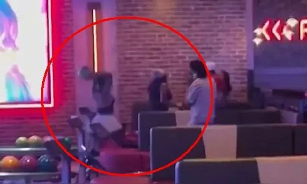 Mujer lanza bola de boliche contra otra joven durante pelea