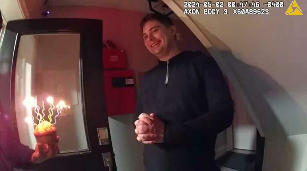 hablo-al-911-porque-nadie-le-deseo-un-feliz-cumpleanos-policia-llego-a-su-casa-para-celebrar