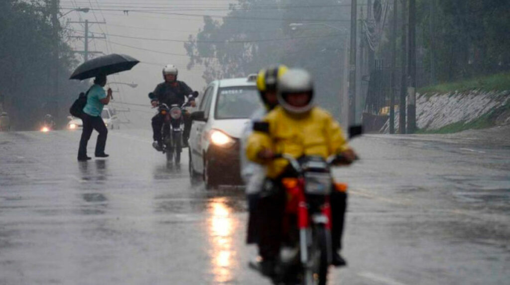 Curiosa-manera-en-la-que-viajan-motoristas-debido-a-las-fuertes-lluvias-se-vuelve-viral