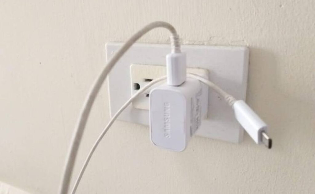 Dejar-el-cargador-conectado-sin-el-celular-genera-gasto-de-energía-eléctrica