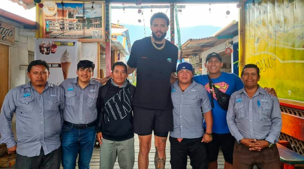 JaVale-McGee-jugador-de-la-NBA-de-visita-en-Guatemala