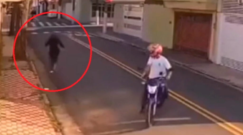 Salió corriendo cuando un motorista se acercó, pero él solo iba a estacionarse