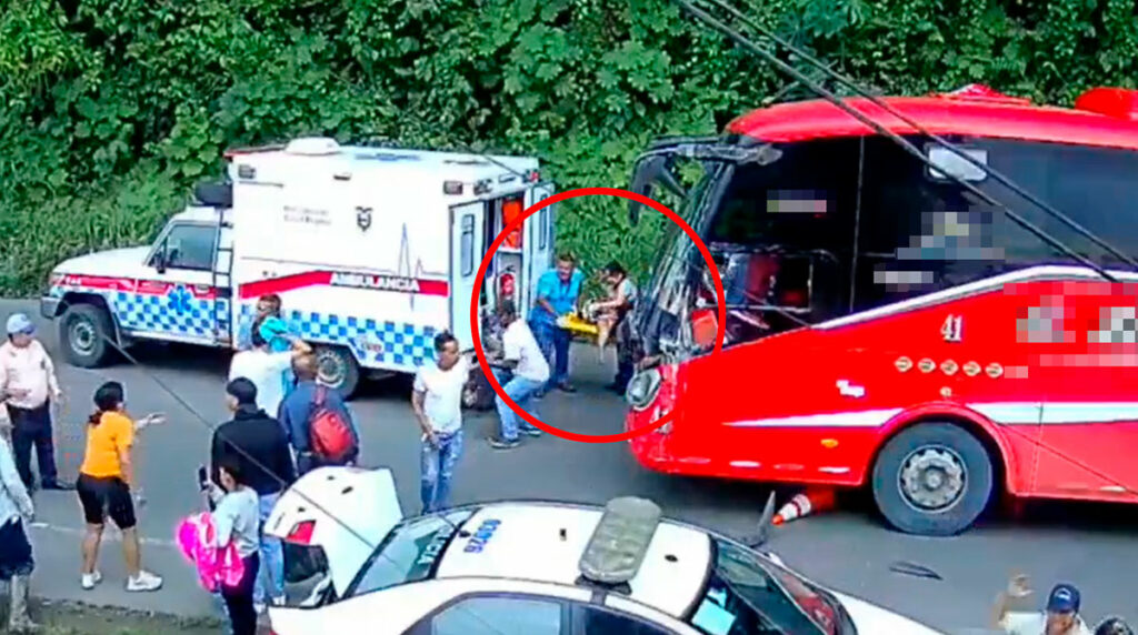 bus-atropella-a-paramedicos-mientras-atendian-accidente-en-ecuador-video