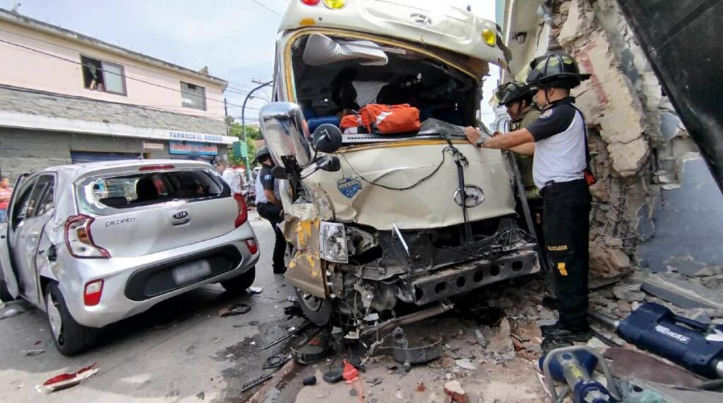 bus-y-automovil-protagonizan-accidente-zona-1-ciudad-de-guatemala