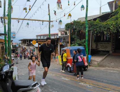 JaVale McGee, jugador de la NBA, de visita en Guatemala  