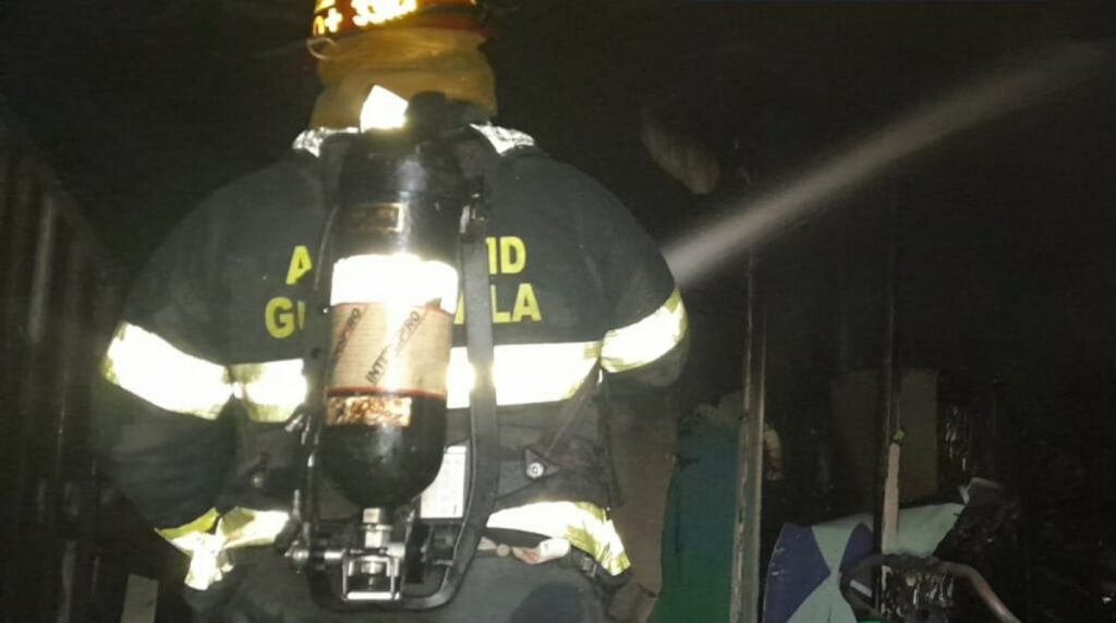 incendio-vivienda-santa-isabel-villa-nueva