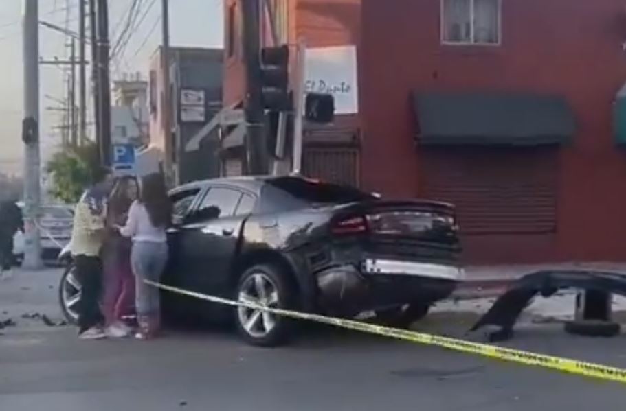 Mamá intenta “despertar” a su hijo fallecido tras fuerte accidente (VIDEO)