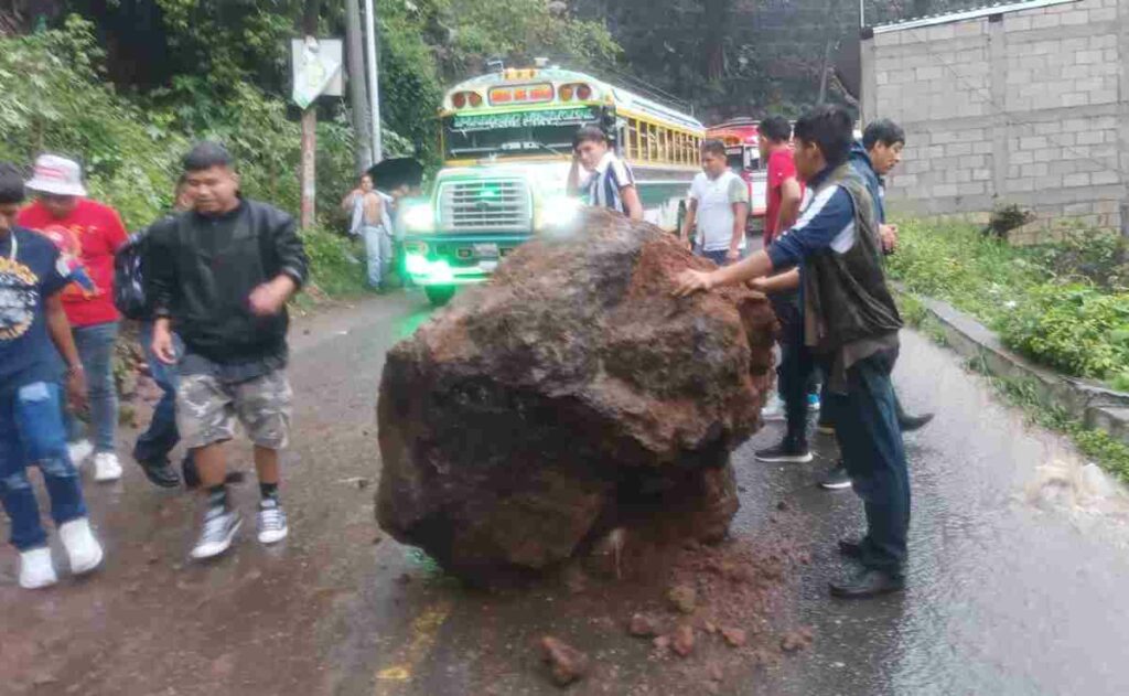 En el departamento de Sololá se han registrado desprendimiento de rocas, árboles y postes del tendido eléctrico.