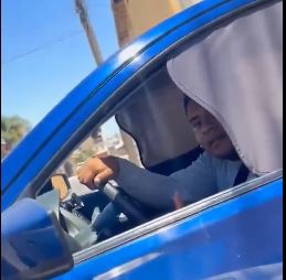 Taxista se niega a devolver celular olvidado en su auto y ante la exigencia, realiza insólita acción