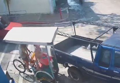 Triciclo y picop protagonizan accidente en Retalhuleu, ¿quién tuvo la culpa?