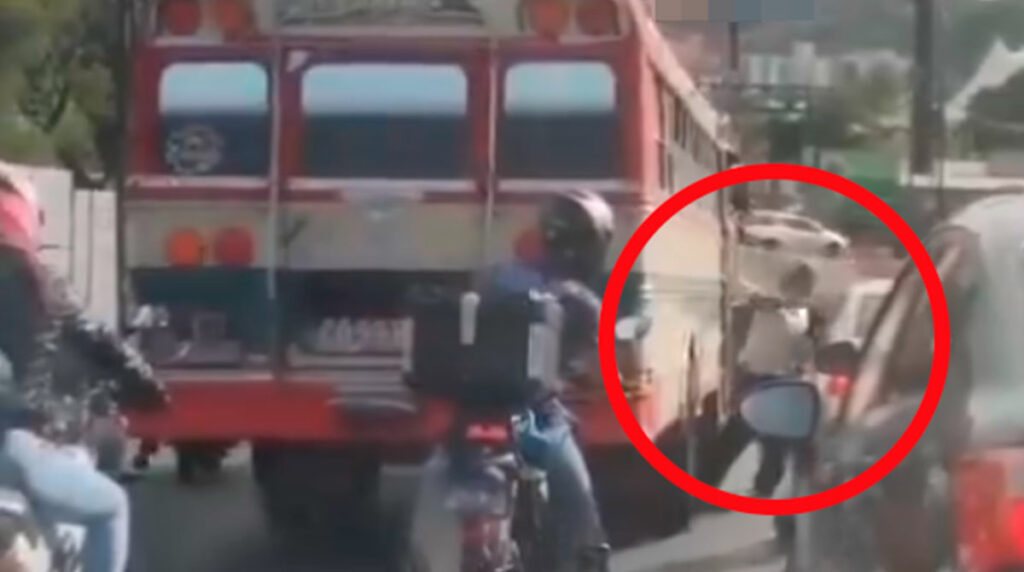 Ayudante de bus golpea a un conductor porque no le habría dado vía