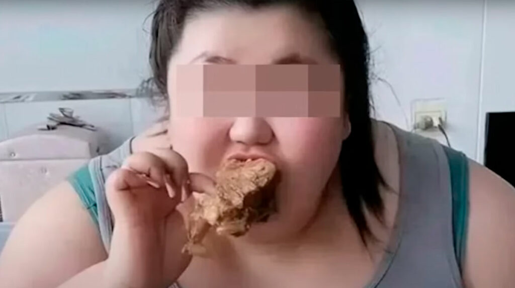 Influencer muere en plena transmisión en vivo por comer en exceso durante un reto