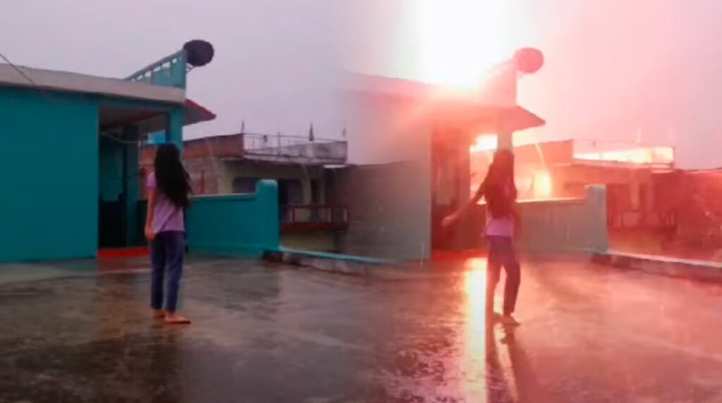Rayo-cae-mientras-joven-graba-bajo-la-lluvia