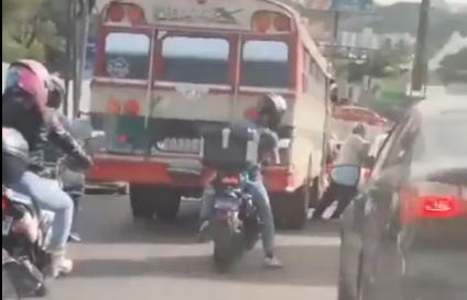 Ayudante de bus golpea a un conductor porque no le habría dado vía (VIDEO)  