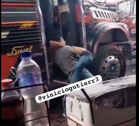 Ayudantes de buses se enfrentan a golpes en Suchitepéquez (VIDEO) 