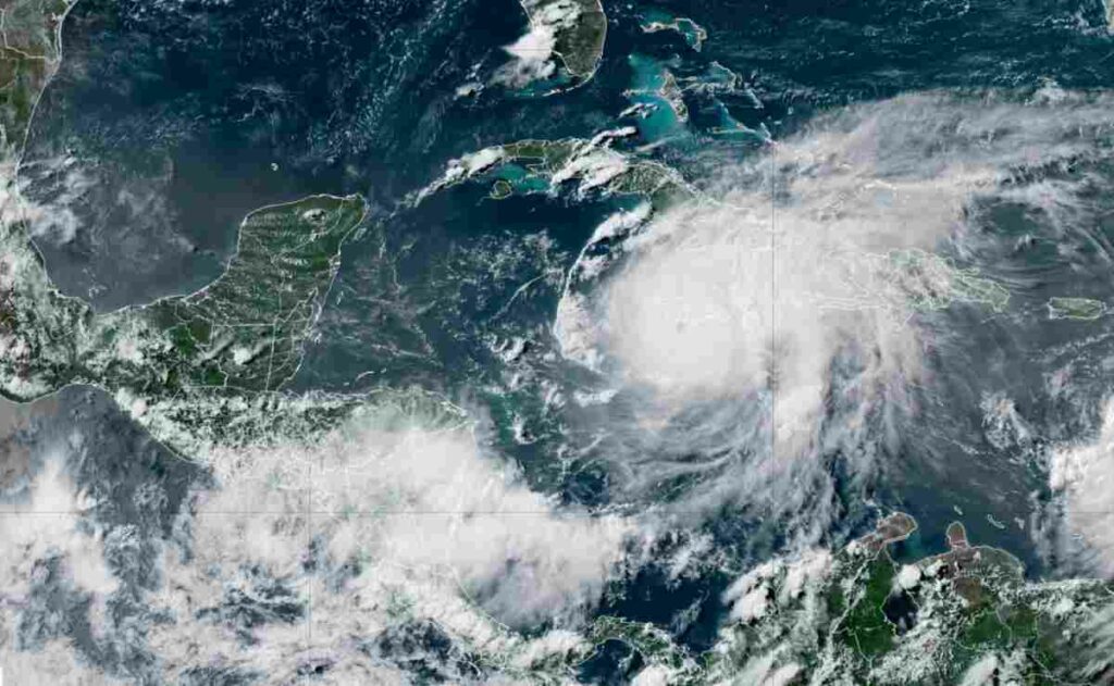 Huracán Beryl se acerca a territorio mexicano.