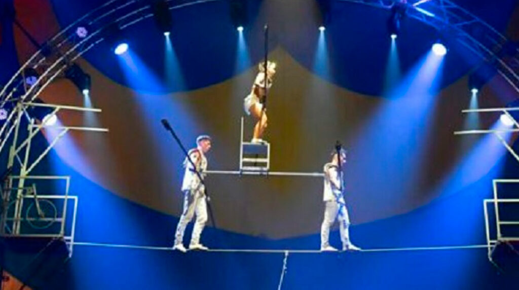 Equilibrista cayó de la cuerda floja en pleno show