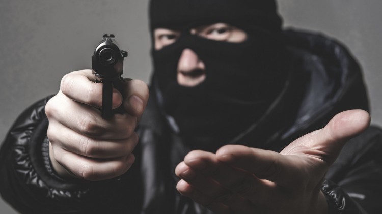 Víctima logra arrebatar el arma a ladrones y les dispara en repetidas ocasiones (VIDEO)