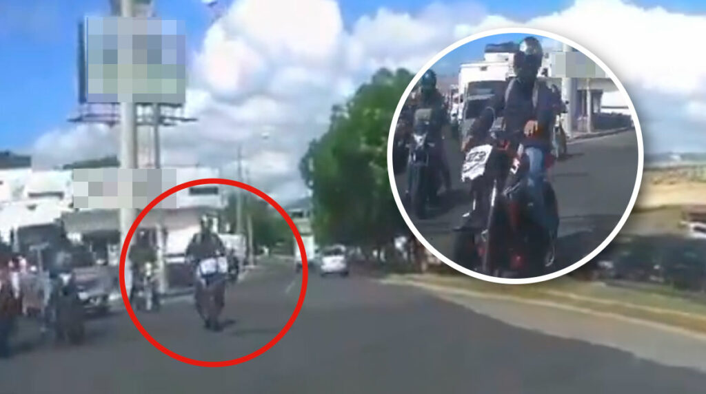 Motorista que viaja contra la vía quiebra retrovisor de un vehículo