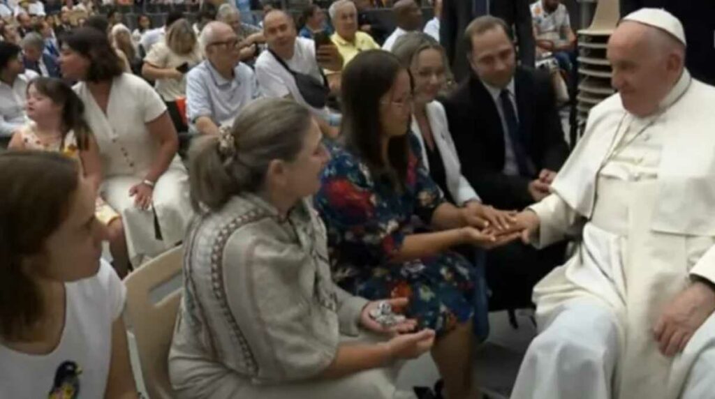 adriana-ruano-papa-francisco-medalla