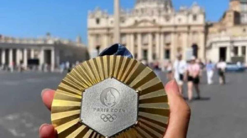 adriana-ruano-presenta-medalla-papa-francisco
