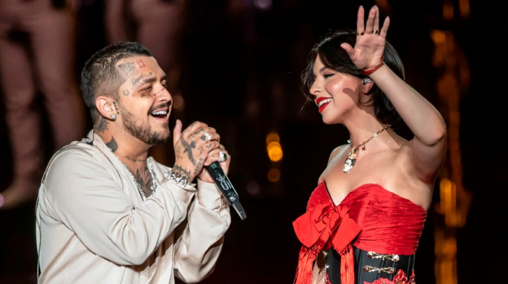 Christian Nodal presenta a Ángela Aguilar como su esposa en pleno concierto  (VIDEO) - Chapin TV