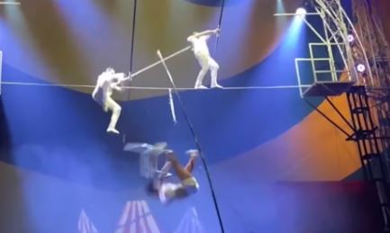 Equilibrista cayó de la cuerda floja en pleno show (VIDEO) 