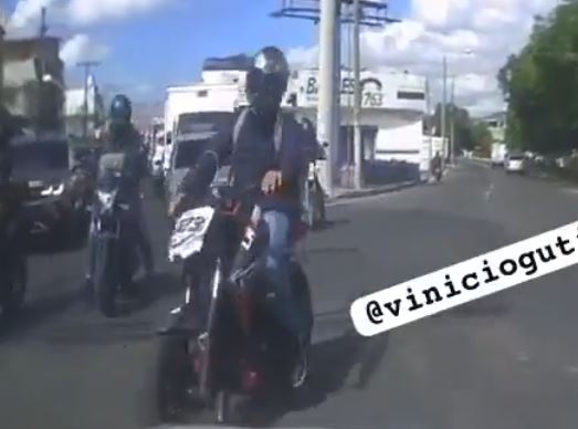 Motorista que viaja contra la vía quiebra retrovisor de un vehículo (VIDEO)