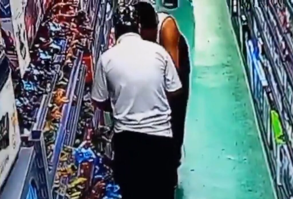 Insólita manera en la que delincuentes roban en un supermercado queda captada en video