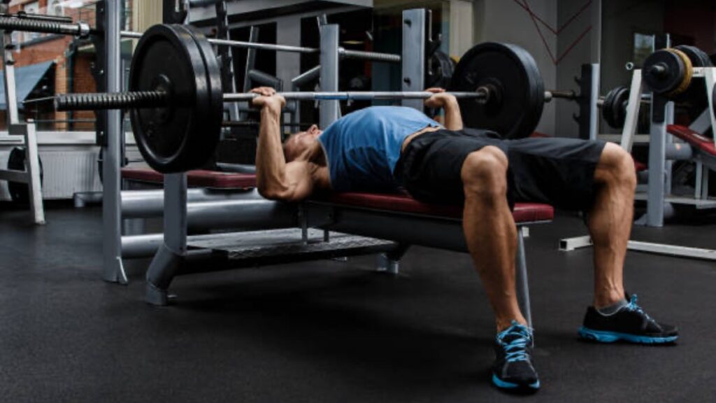 Hombre sufre brutal accidente mientras usa las pesas en un gimnasio (VIDEO)