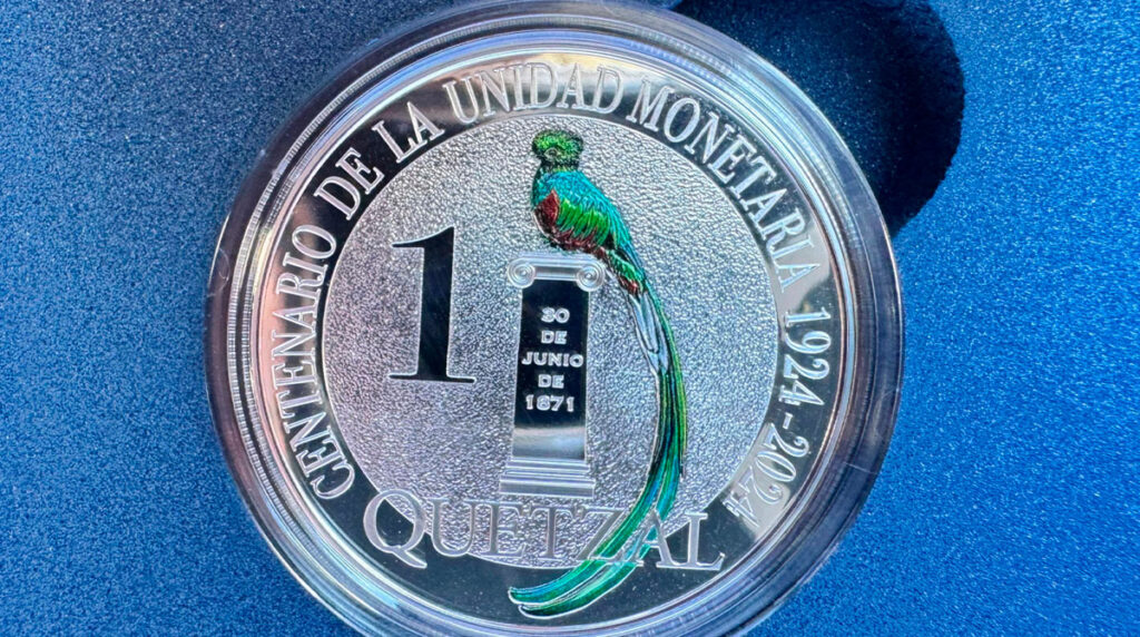 Banguat-entrega-primeras-monedas-conmemorativas-de-un-quetzal