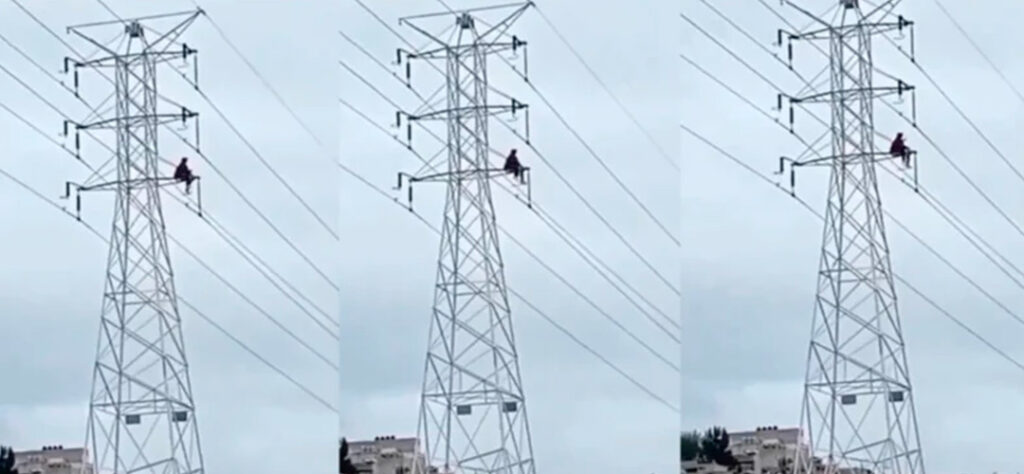 Hombre sube a una torre de transmisión y se electrocuta