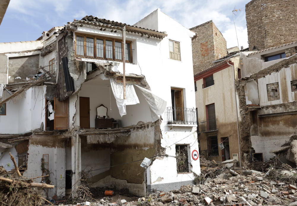 Decenas de fallecidos e impactantes daños materiales tras el paso de DANA por España (VIDEOS)