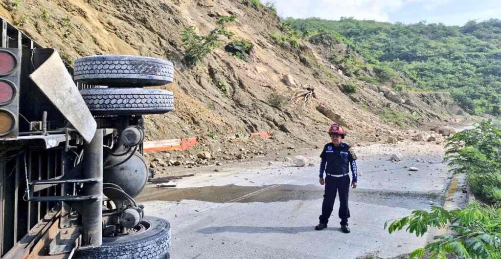 conductor-vuelca-vehiculo-tratar-evitar-derrumbe-ruta-al-atlantico