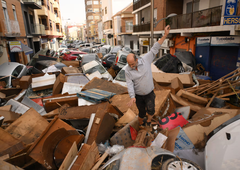 Decenas de fallecidos e impactantes daños materiales tras el paso de DANA por España (VIDEOS)