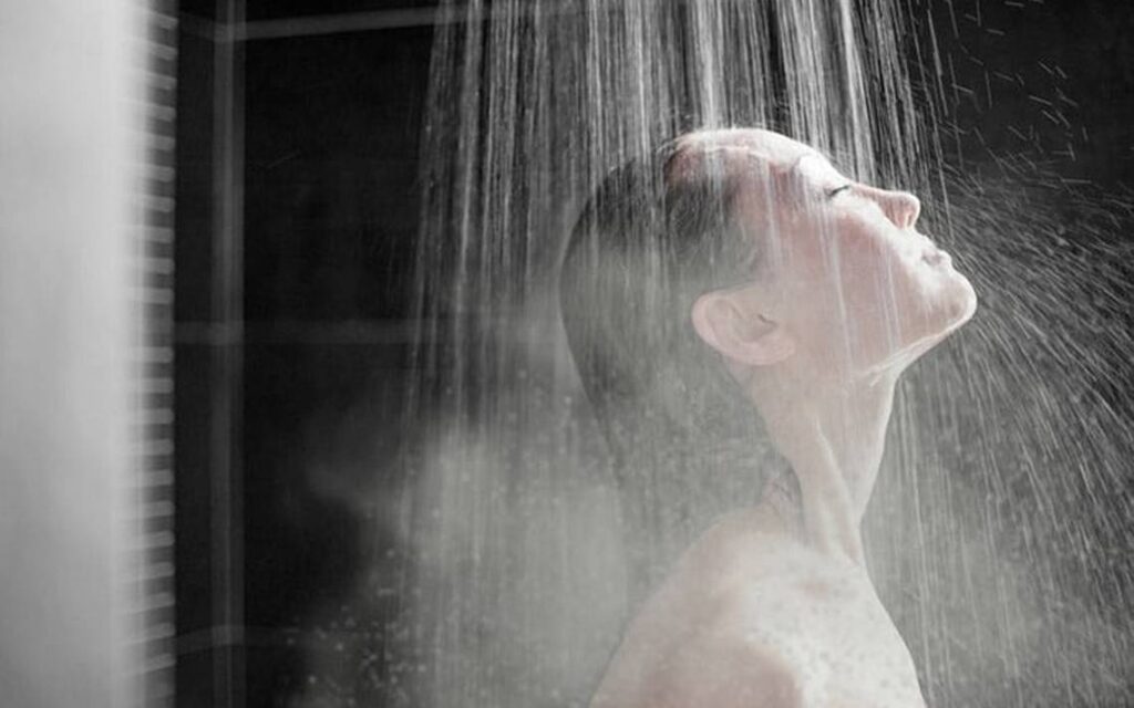Bañarse con agua fría o caliente: ¿Qué es mejor? 