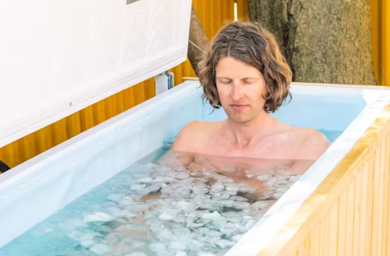 Bañarse con agua fría o caliente: ¿Qué es mejor? 